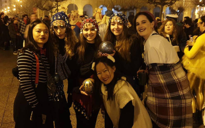 Disfraces y ambiente festivo para recibir el Año Nuevo 2020 en la Plaza del Castillo de Pamplona.