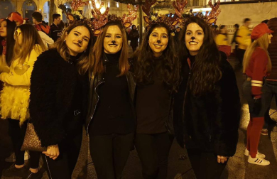 Disfraces y ambiente festivo para recibir el Año Nuevo 2020 en la Plaza del Castillo de Pamplona.