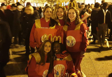 Disfraces y ambiente festivo para recibir el Año Nuevo 2020 en la Plaza del Castillo de Pamplona.