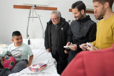 Los futbolistas Juan Pérez, Rubén García, Brandon, Brasanac, Mai Garde, Patricia Zugasti y Leyre Fernández han visitado a los niños ingresados estos días de Navidad en el Complejo Hospitalario de Navarra.
