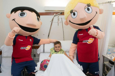 Los futbolistas Juan Pérez, Rubén García, Brandon, Brasanac, Mai Garde, Patricia Zugasti y Leyre Fernández han visitado a los niños ingresados estos días de Navidad en el Complejo Hospitalario de Navarra.