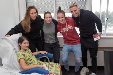 Los futbolistas Juan Pérez, Rubén García, Brandon, Brasanac, Mai Garde, Patricia Zugasti y Leyre Fernández han visitado a los niños ingresados estos días de Navidad en el Complejo Hospitalario de Navarra.