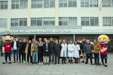 Los futbolistas Juan Pérez, Rubén García, Brandon, Brasanac, Mai Garde, Patricia Zugasti y Leyre Fernández han visitado a los niños ingresados estos días de Navidad en el Complejo Hospitalario de Navarra.