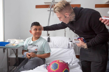 Los futbolistas Juan Pérez, Rubén García, Brandon, Brasanac, Mai Garde, Patricia Zugasti y Leyre Fernández han visitado a los niños ingresados estos días de Navidad en el Complejo Hospitalario de Navarra.