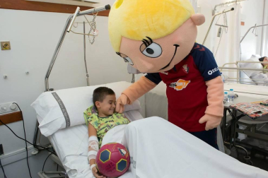 Los futbolistas Juan Pérez, Rubén García, Brandon, Brasanac, Mai Garde, Patricia Zugasti y Leyre Fernández han visitado a los niños ingresados estos días de Navidad en el Complejo Hospitalario de Navarra.