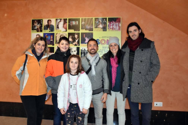 El pasado sábado 28 de diciembre el teatro Gaztambide de Tudela acogió una de las citas más emocionantes de esta Navidad en la capital ribera. La formación Revolución Timbakada dio un concierto para conmemorar sus trece años en escena. Grupos de baile, un coro numeroso y varios músicos invitados redondearon un recital con el que vibró el auditorio entero.