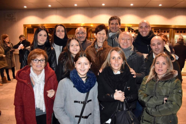 El pasado sábado 28 de diciembre el teatro Gaztambide de Tudela acogió una de las citas más emocionantes de esta Navidad en la capital ribera. La formación Revolución Timbakada dio un concierto para conmemorar sus trece años en escena. Grupos de baile, un coro numeroso y varios músicos invitados redondearon un recital con el que vibró el auditorio entero.