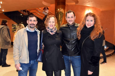 El pasado sábado 28 de diciembre el teatro Gaztambide de Tudela acogió una de las citas más emocionantes de esta Navidad en la capital ribera. La formación Revolución Timbakada dio un concierto para conmemorar sus trece años en escena. Grupos de baile, un coro numeroso y varios músicos invitados redondearon un recital con el que vibró el auditorio entero.