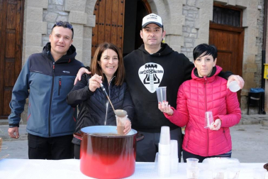 El pasado jueves 26 de diciembre, la localidad navarra de Carcastillo se convirtió en una pista de atletismo. Los niños del Colegio Público Nuestra Señora de la Oliva recorrían las calles en el IV Cross Escolar de su pueblo bajo los aplausos de sus familiares. Un día para recordar tanto para los pequeños como para los mayores.