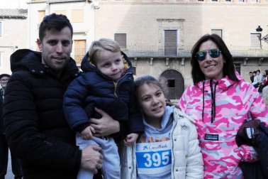 El pasado jueves 26 de diciembre, la localidad navarra de Carcastillo se convirtió en una pista de atletismo. Los niños del Colegio Público Nuestra Señora de la Oliva recorrían las calles en el IV Cross Escolar de su pueblo bajo los aplausos de sus familiares. Un día para recordar tanto para los pequeños como para los mayores.