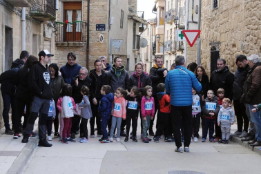 El pasado jueves 26 de diciembre, la localidad navarra de Carcastillo se convirtió en una pista de atletismo. Los niños del Colegio Público Nuestra Señora de la Oliva recorrían las calles en el IV Cross Escolar de su pueblo bajo los aplausos de sus familiares. Un día para recordar tanto para los pequeños como para los mayores.