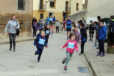 El pasado jueves 26 de diciembre, la localidad navarra de Carcastillo se convirtió en una pista de atletismo. Los niños del Colegio Público Nuestra Señora de la Oliva recorrían las calles en el IV Cross Escolar de su pueblo bajo los aplausos de sus familiares. Un día para recordar tanto para los pequeños como para los mayores.