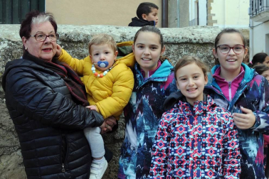 El pasado jueves 26 de diciembre, la localidad navarra de Carcastillo se convirtió en una pista de atletismo. Los niños del Colegio Público Nuestra Señora de la Oliva recorrían las calles en el IV Cross Escolar de su pueblo bajo los aplausos de sus familiares. Un día para recordar tanto para los pequeños como para los mayores.