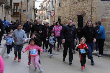 El pasado jueves 26 de diciembre, la localidad navarra de Carcastillo se convirtió en una pista de atletismo. Los niños del Colegio Público Nuestra Señora de la Oliva recorrían las calles en el IV Cross Escolar de su pueblo bajo los aplausos de sus familiares. Un día para recordar tanto para los pequeños como para los mayores.