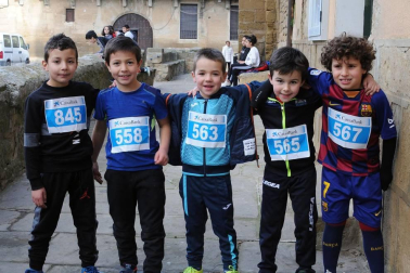 El pasado jueves 26 de diciembre, la localidad navarra de Carcastillo se convirtió en una pista de atletismo. Los niños del Colegio Público Nuestra Señora de la Oliva recorrían las calles en el IV Cross Escolar de su pueblo bajo los aplausos de sus familiares. Un día para recordar tanto para los pequeños como para los mayores.