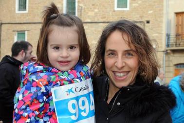 El pasado jueves 26 de diciembre, la localidad navarra de Carcastillo se convirtió en una pista de atletismo. Los niños del Colegio Público Nuestra Señora de la Oliva recorrían las calles en el IV Cross Escolar de su pueblo bajo los aplausos de sus familiares. Un día para recordar tanto para los pequeños como para los mayores.