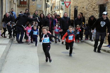 El pasado jueves 26 de diciembre, la localidad navarra de Carcastillo se convirtió en una pista de atletismo. Los niños del Colegio Público Nuestra Señora de la Oliva recorrían las calles en el IV Cross Escolar de su pueblo bajo los aplausos de sus familiares. Un día para recordar tanto para los pequeños como para los mayores.