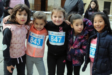 El pasado jueves 26 de diciembre, la localidad navarra de Carcastillo se convirtió en una pista de atletismo. Los niños del Colegio Público Nuestra Señora de la Oliva recorrían las calles en el IV Cross Escolar de su pueblo bajo los aplausos de sus familiares. Un día para recordar tanto para los pequeños como para los mayores.