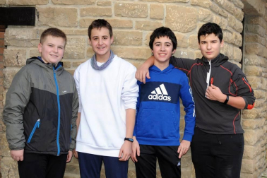 El pasado jueves 26 de diciembre, la localidad navarra de Carcastillo se convirtió en una pista de atletismo. Los niños del Colegio Público Nuestra Señora de la Oliva recorrían las calles en el IV Cross Escolar de su pueblo bajo los aplausos de sus familiares. Un día para recordar tanto para los pequeños como para los mayores.