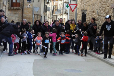 El pasado jueves 26 de diciembre, la localidad navarra de Carcastillo se convirtió en una pista de atletismo. Los niños del Colegio Público Nuestra Señora de la Oliva recorrían las calles en el IV Cross Escolar de su pueblo bajo los aplausos de sus familiares. Un día para recordar tanto para los pequeños como para los mayores.