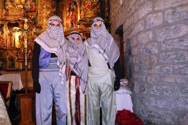 Los niños y niñas de Aoiz y otras poblaciones cercanas entregaron sus cartas a los Reyes Magos el sábado 28 de diciembre. Hasta la localidad llegaron los pajes reales y sus ayudantes, con los que compartieron sus deseos para la noche más mágica del año.