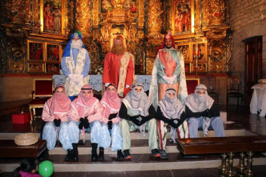 Los niños y niñas de Aoiz y otras poblaciones cercanas entregaron sus cartas a los Reyes Magos el sábado 28 de diciembre. Hasta la localidad llegaron los pajes reales y sus ayudantes, con los que compartieron sus deseos para la noche más mágica del año.