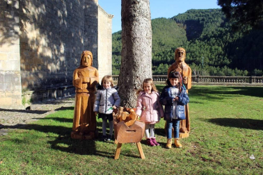 Los niños y niñas de Aoiz y otras poblaciones cercanas entregaron sus cartas a los Reyes Magos el sábado 28 de diciembre. Hasta la localidad llegaron los pajes reales y sus ayudantes, con los que compartieron sus deseos para la noche más mágica del año.