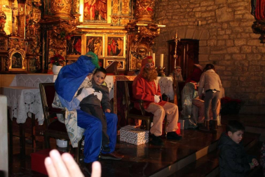 Los niños y niñas de Aoiz y otras poblaciones cercanas entregaron sus cartas a los Reyes Magos el sábado 28 de diciembre. Hasta la localidad llegaron los pajes reales y sus ayudantes, con los que compartieron sus deseos para la noche más mágica del año.