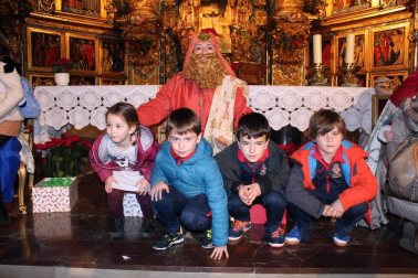 Los niños y niñas de Aoiz y otras poblaciones cercanas entregaron sus cartas a los Reyes Magos el sábado 28 de diciembre. Hasta la localidad llegaron los pajes reales y sus ayudantes, con los que compartieron sus deseos para la noche más mágica del año.