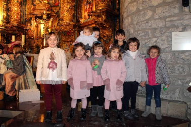 Los niños y niñas de Aoiz y otras poblaciones cercanas entregaron sus cartas a los Reyes Magos el sábado 28 de diciembre. Hasta la localidad llegaron los pajes reales y sus ayudantes, con los que compartieron sus deseos para la noche más mágica del año.