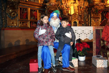 Los niños y niñas de Aoiz y otras poblaciones cercanas entregaron sus cartas a los Reyes Magos el sábado 28 de diciembre. Hasta la localidad llegaron los pajes reales y sus ayudantes, con los que compartieron sus deseos para la noche más mágica del año.