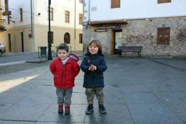 Los niños y niñas de Aoiz y otras poblaciones cercanas entregaron sus cartas a los Reyes Magos el sábado 28 de diciembre. Hasta la localidad llegaron los pajes reales y sus ayudantes, con los que compartieron sus deseos para la noche más mágica del año.
