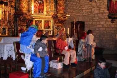 Los niños y niñas de Aoiz y otras poblaciones cercanas entregaron sus cartas a los Reyes Magos el sábado 28 de diciembre. Hasta la localidad llegaron los pajes reales y sus ayudantes, con los que compartieron sus deseos para la noche más mágica del año.