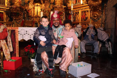 Los niños y niñas de Aoiz y otras poblaciones cercanas entregaron sus cartas a los Reyes Magos el sábado 28 de diciembre. Hasta la localidad llegaron los pajes reales y sus ayudantes, con los que compartieron sus deseos para la noche más mágica del año.