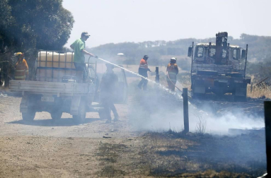 Buques militares evacúan a las personas atrapadas en Australia por los incendios