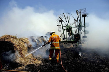 Buques militares evacúan a las personas atrapadas en Australia por los incendios