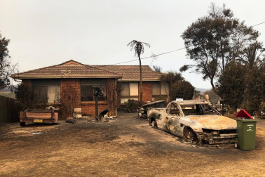 Buques militares evacúan a las personas atrapadas en Australia por los incendios