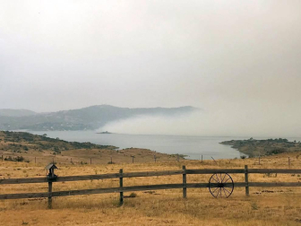 Buques militares evacúan a las personas atrapadas en Australia por los incendios