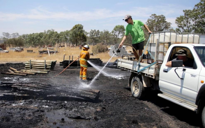 Buques militares evacúan a las personas atrapadas en Australia por los incendios
