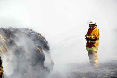 Buques militares evacúan a las personas atrapadas en Australia por los incendios