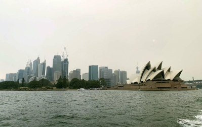 Buques militares evacúan a las personas atrapadas en Australia por los incendios