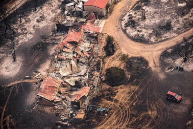Buques militares evacúan a las personas atrapadas en Australia por los incendios