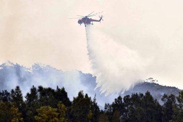 Buques militares evacúan a las personas atrapadas en Australia por los incendios
