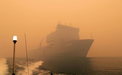 Buques militares evacúan a las personas atrapadas en Australia por los incendios
