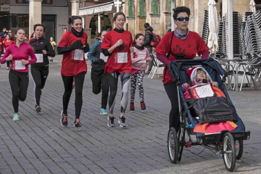 Los quintos nacidos en 1992 organizaron este sábado en Estella una marcha solidaria para ayudar a las familias de los niños Aiora y Yeray. Participaron en la carrera 302 corredores a los que se sumaron 30 de los jóvenes que forman parte de la Asociación Juvenil Quinta de Estella.