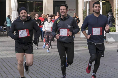 Los quintos nacidos en 1992 organizaron este sábado en Estella una marcha solidaria para ayudar a las familias de los niños Aiora y Yeray. Participaron en la carrera 302 corredores a los que se sumaron 30 de los jóvenes que forman parte de la Asociación Juvenil Quinta de Estella.