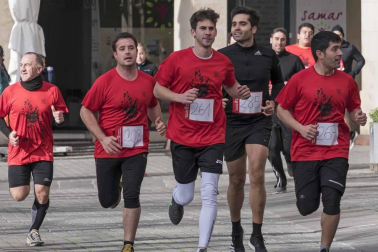 Los quintos nacidos en 1992 organizaron este sábado en Estella una marcha solidaria para ayudar a las familias de los niños Aiora y Yeray. Participaron en la carrera 302 corredores a los que se sumaron 30 de los jóvenes que forman parte de la Asociación Juvenil Quinta de Estella.