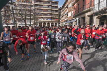 Los quintos nacidos en 1992 organizaron este sábado en Estella una marcha solidaria para ayudar a las familias de los niños Aiora y Yeray. Participaron en la carrera 302 corredores a los que se sumaron 30 de los jóvenes que forman parte de la Asociación Juvenil Quinta de Estella.