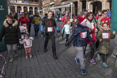Los quintos nacidos en 1992 organizaron este sábado en Estella una marcha solidaria para ayudar a las familias de los niños Aiora y Yeray. Participaron en la carrera 302 corredores a los que se sumaron 30 de los jóvenes que forman parte de la Asociación Juvenil Quinta de Estella.