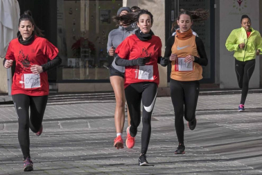 Los quintos nacidos en 1992 organizaron este sábado en Estella una marcha solidaria para ayudar a las familias de los niños Aiora y Yeray. Participaron en la carrera 302 corredores a los que se sumaron 30 de los jóvenes que forman parte de la Asociación Juvenil Quinta de Estella.